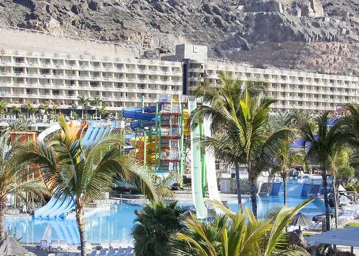 Livvo Valle & Aquapark 4* 타우리토